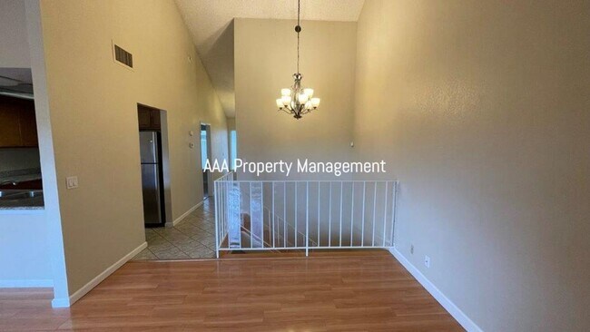 Building Photo - Beautiful 4 bedroom 2.5 bath townhome w/ v...
