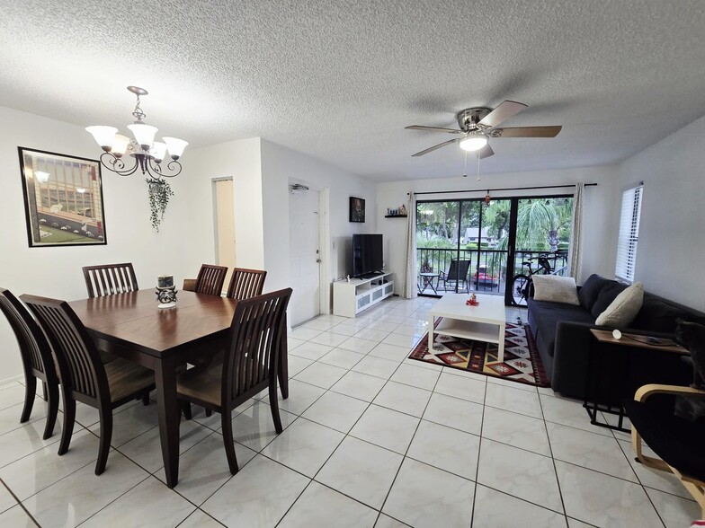 Building Photo - 1102 Green Pine Blvd