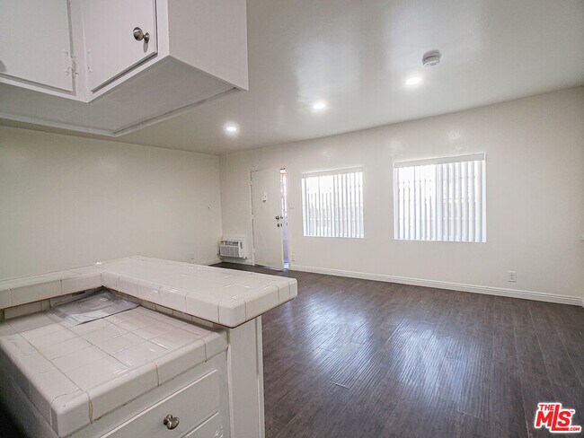 Building Photo - 453 N Kingsley Dr