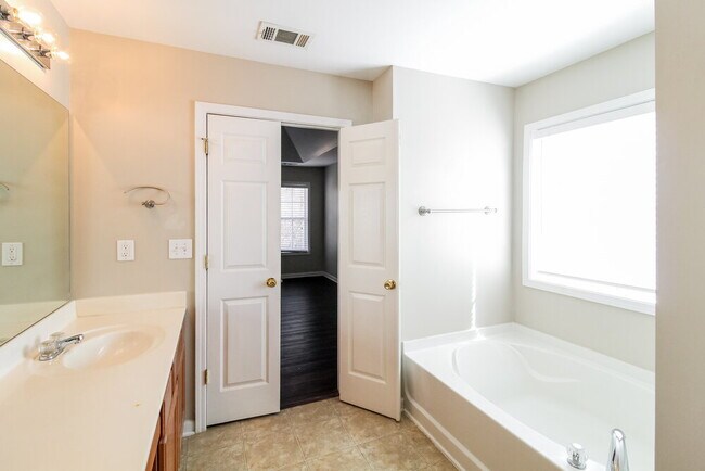 Building Photo - 2447 Longmont Dr