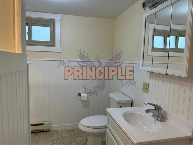 Building Photo - Updated 3 Bedroom House in a Family Friendly Neighborhood