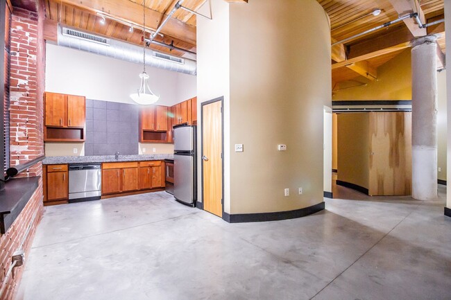 Building Photo - Gorgeous Loft