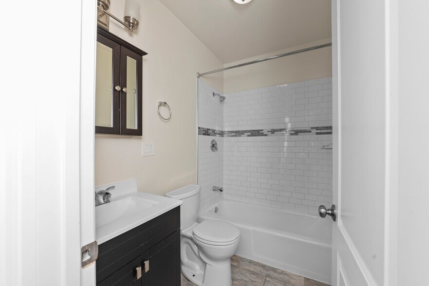 Building Photo - 915 W Waveland Ave