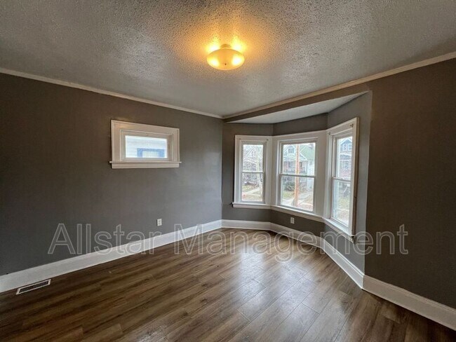 Building Photo - 10006 Lamontier Ave