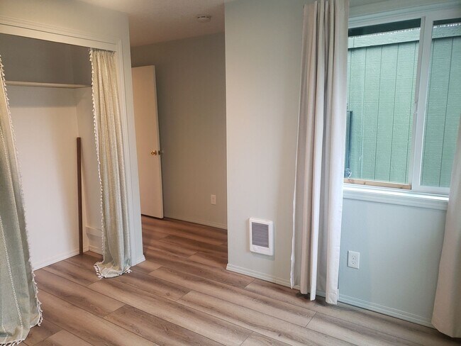 Building Photo - Adorable One-Level House with Huge Backyard in Vancouver!