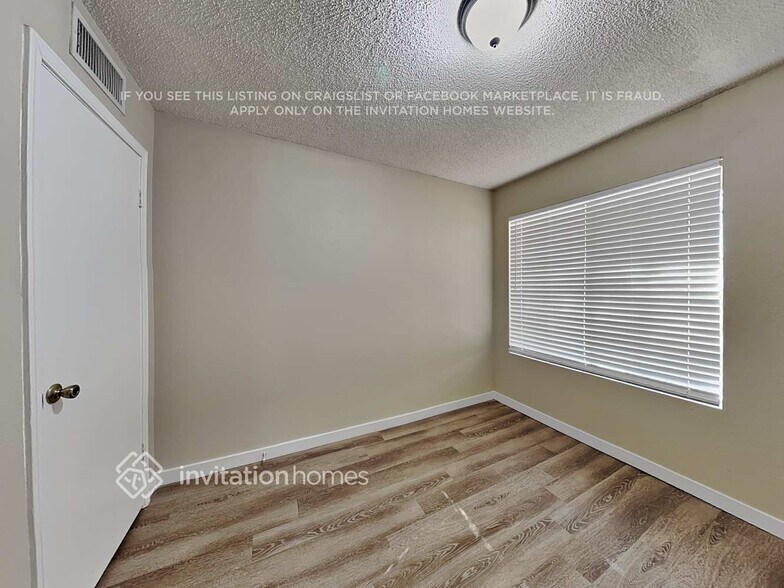 Building Photo - 3226 W Ross Ave