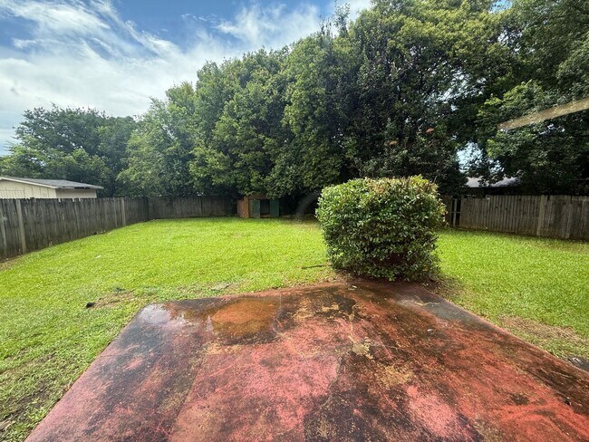 Building Photo - ** 3 bed 2 bath located off Atlanta Hwy **...