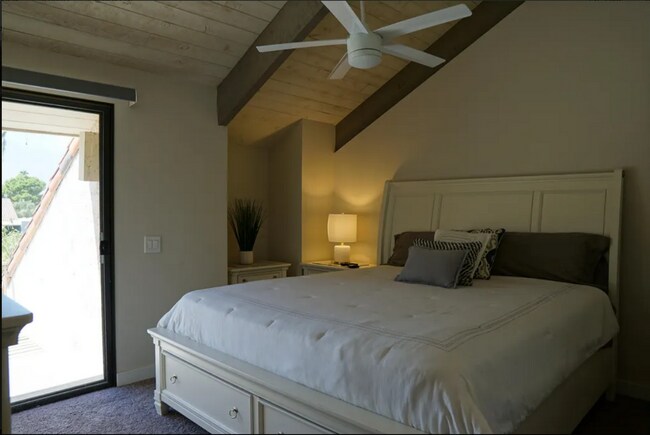 Building Photo - Newly Remodeled, Furnished 3 bed / 2.5 bat...