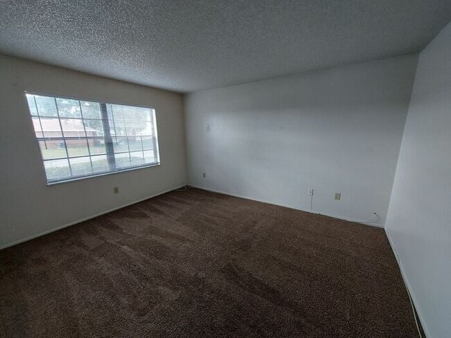 Building Photo - 1 Hickory Track