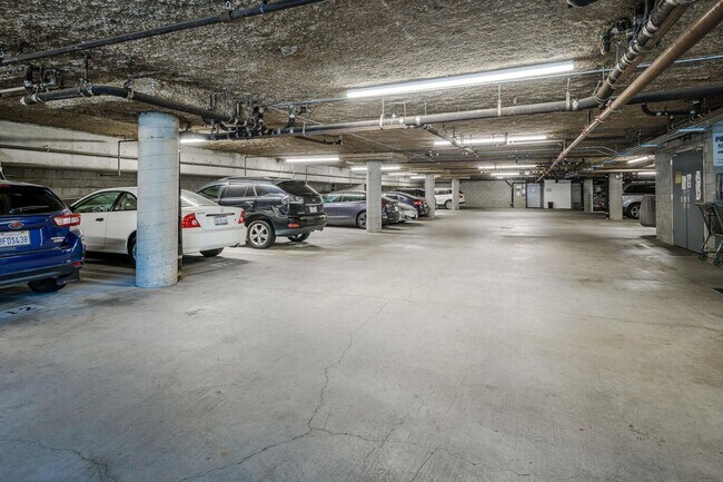 Building Photo - EPIC REA:End-Unit & Top 2 Floor (Penthouse...