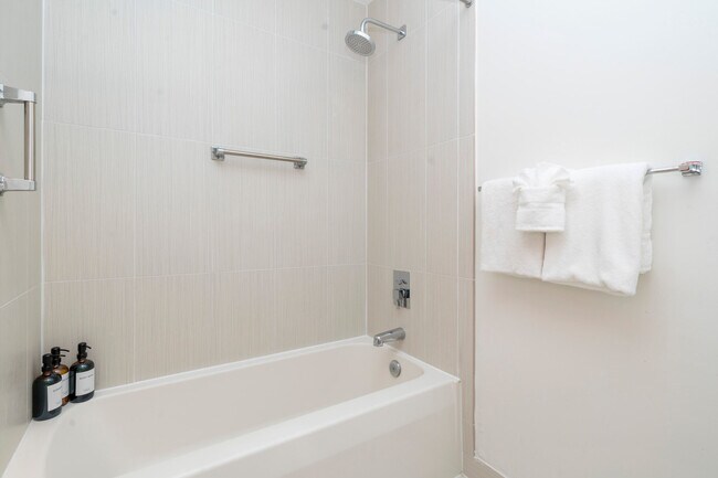 Building Photo - 3256 NE 1st Ave