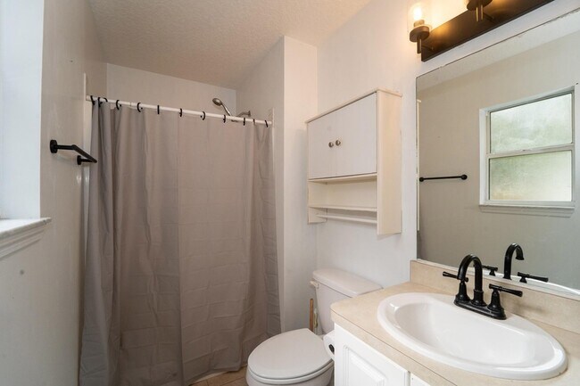 Building Photo - 841 Helen St