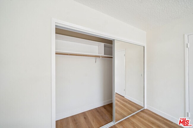 Building Photo - 842 Westbourne Dr