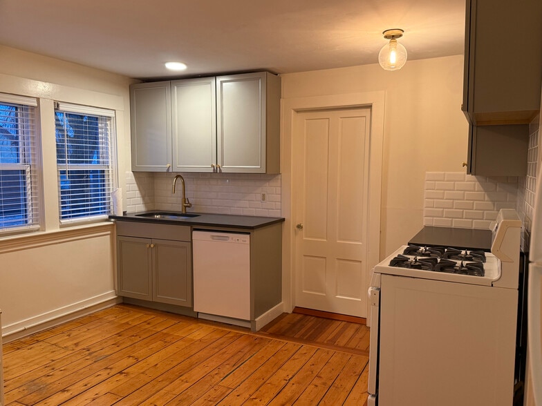 Building Photo - 3 Parker St