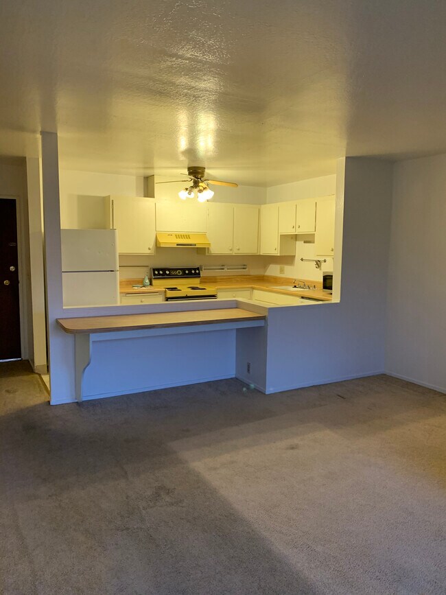 Building Photo - 455 Crescent St