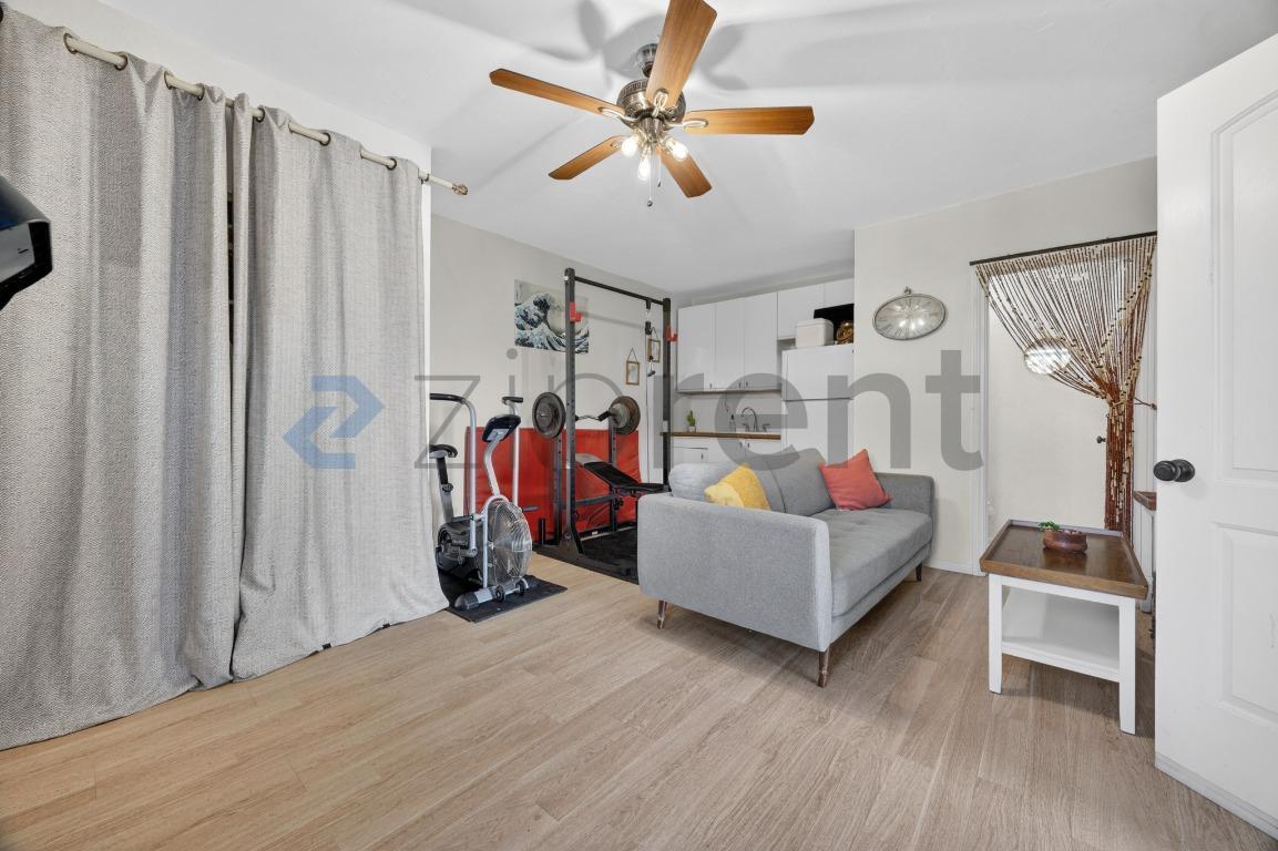 Building Photo - Unit