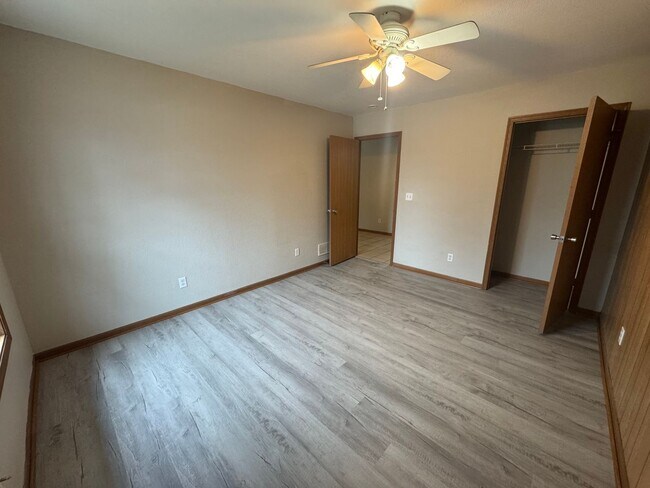 Building Photo - 2 Bedroom 1 bathroom Apartment in Wickliffe