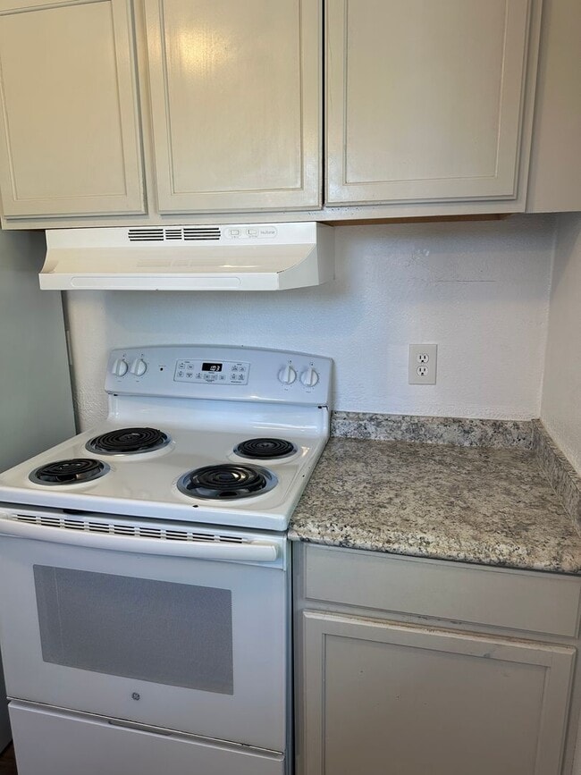Building Photo - 2 bedroom 1 bath duplex with a garage!