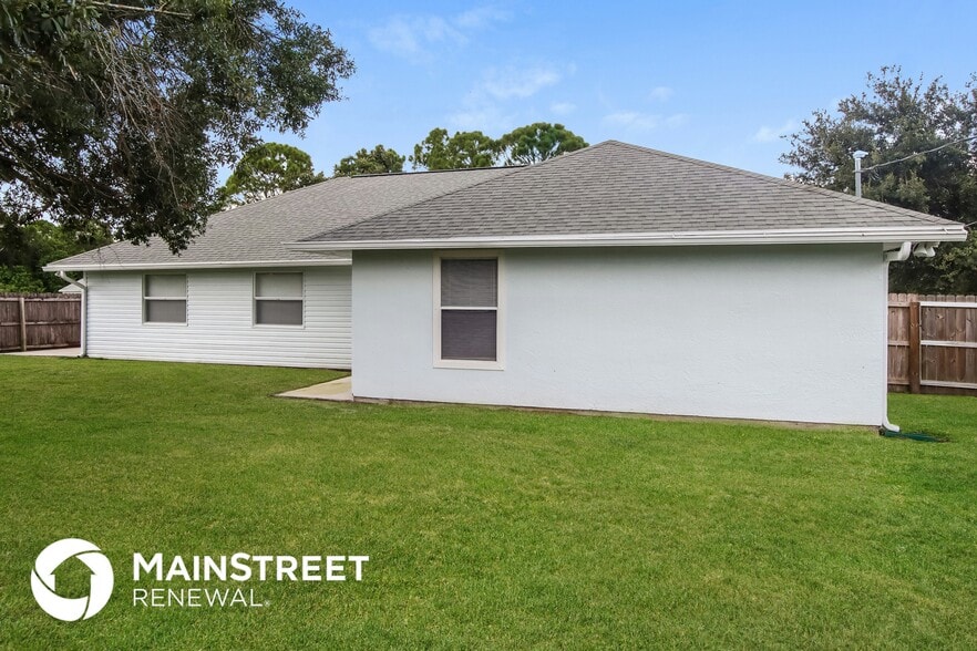 Building Photo - 874 Altona St NW