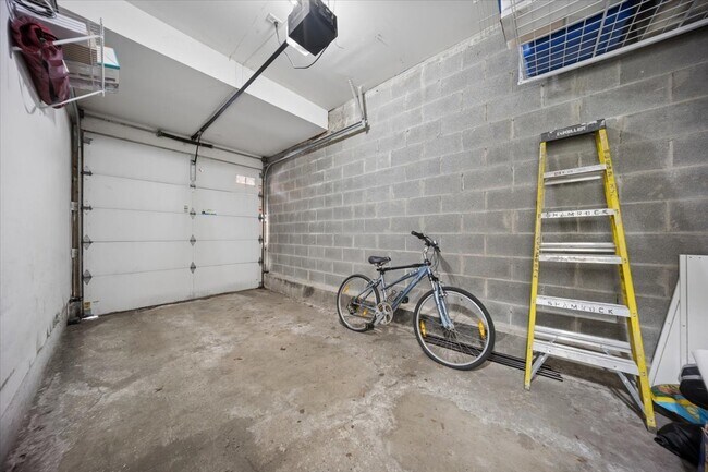 Building Photo - 943 W College Pkwy