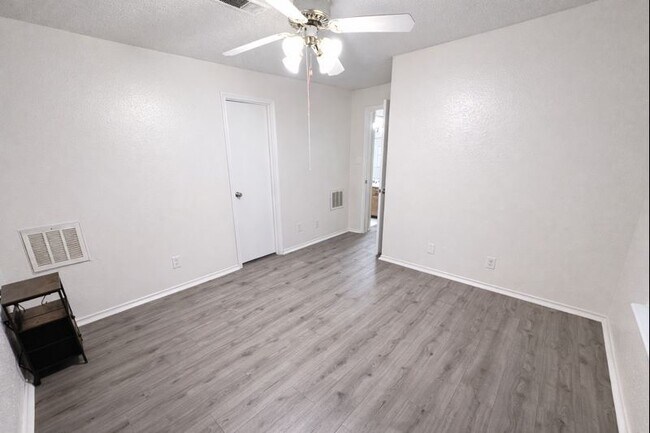 Building Photo - 3815-3815 Dock View Ln