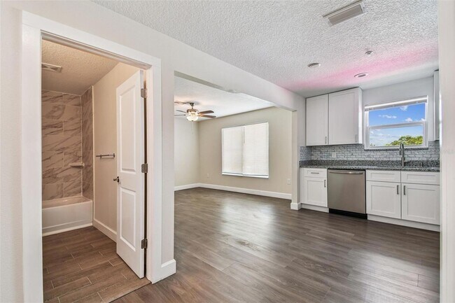 Building Photo - 650 E Tarpon Ave