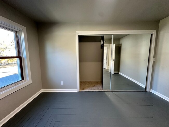 Building Photo - Five Bedroom House Available in Battle Creek