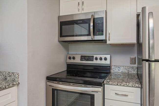 Building Photo - Charming Navarre Home on Nearly Half an Acre