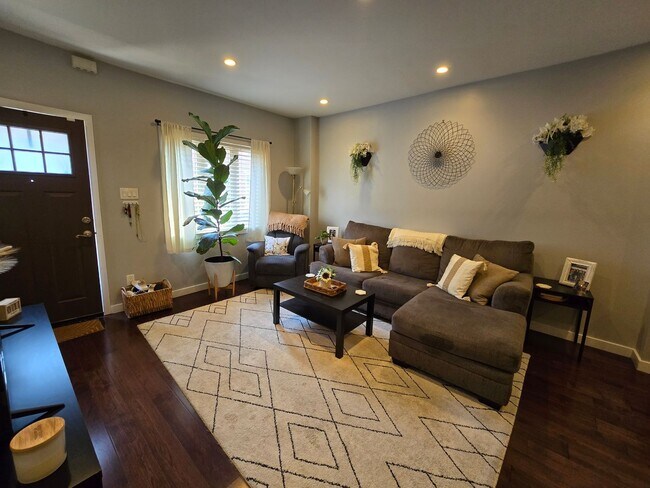 Building Photo - Bright 3 bed 1.5 bath in WHITMAN SOUTH PHI...