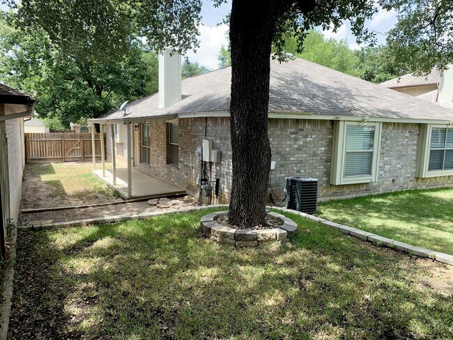 Building Photo - Ready for Move In! A wonderful all brick 1...