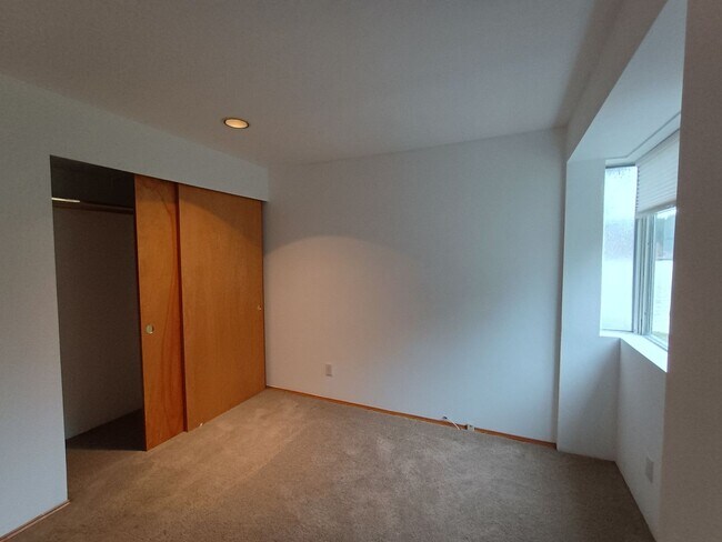 Building Photo - Rare Lakefront Retreat