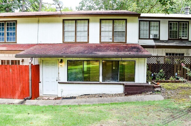 Building Photo - Two level Townhome in DeSoto Courts