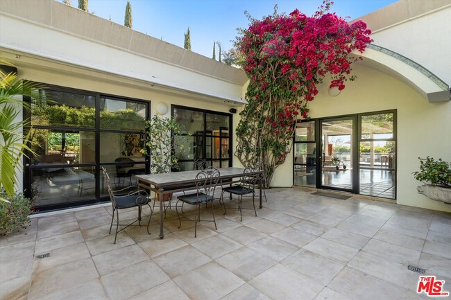Building Photo - 2328 San Ysidro Dr