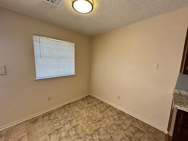 Building Photo - 3-bed 1.5-bath Rental Home Available in No...