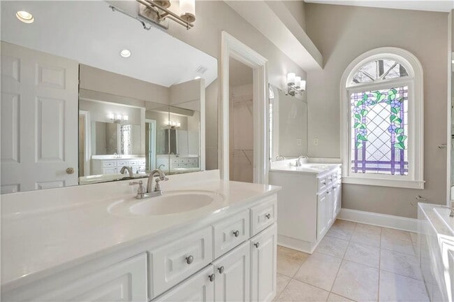 Building Photo - 2020 Oak Ln