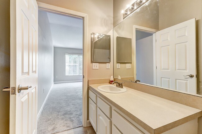 Building Photo - Spacious New Tampa 2 Bedroom, 2.5 Bath Tow...