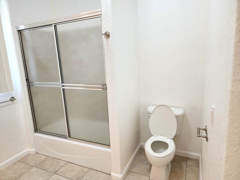 Building Photo - 223 Golf Aire Blvd