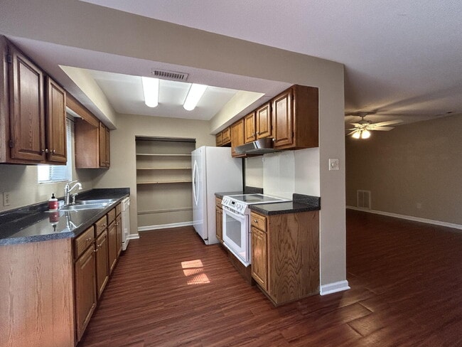 Building Photo - 2 Bed / 2.5 Bath Townhome in Willow Run