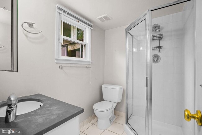 Building Photo - 1415 Mayflower Dr