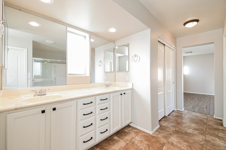 Building Photo - 3014 E Megan St