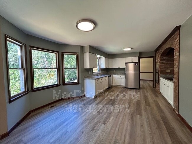 Building Photo - 1907 White Lake Dr