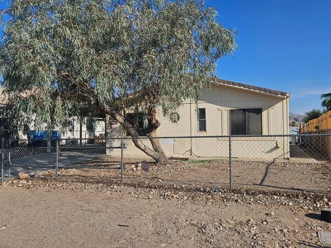 Building Photo - Large 3 bed/2 bath manufactured home in de...