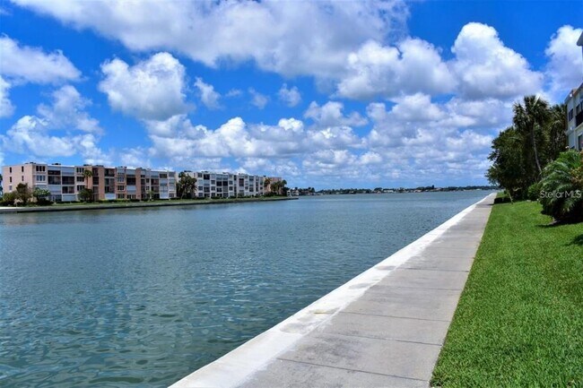 Building Photo - 7420 Bay Island Dr S