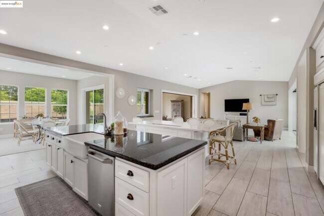 Building Photo - 2258 Reserve Dr
