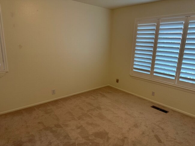 Building Photo - Spacious Millcreek Townhome with Two Living Areas, Private Deck & Community Amenities