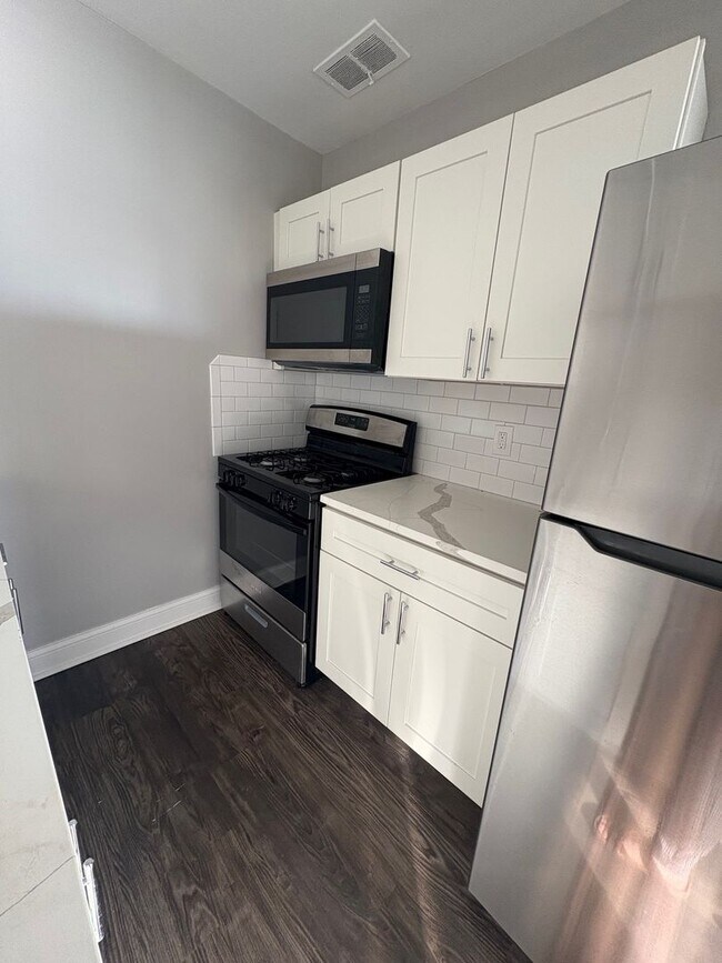 Building Photo - Beautiful Studio Apartment