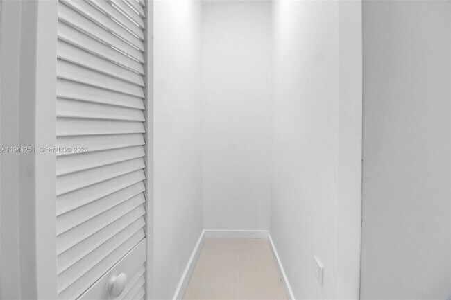 Building Photo - 320 NW 13th Ct