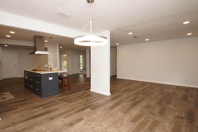 Building Photo - 596 L'Ombre Ct NE