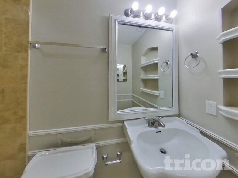 Building Photo - 4324 Queensway Dr