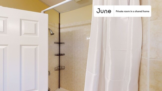 Building Photo - Private bedroom in 3 bed/1 bath Home